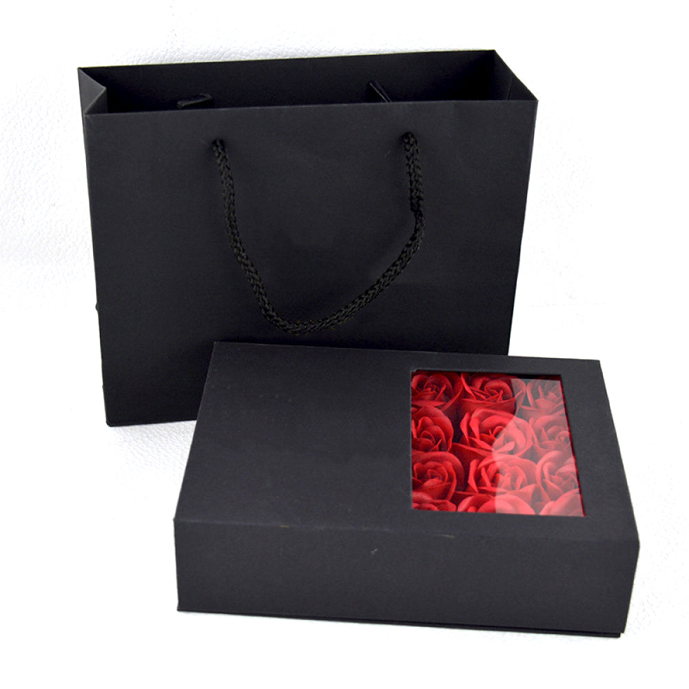 Rosenbox mit Notiz und funkelnder Herz-Halskette - Liebesketten