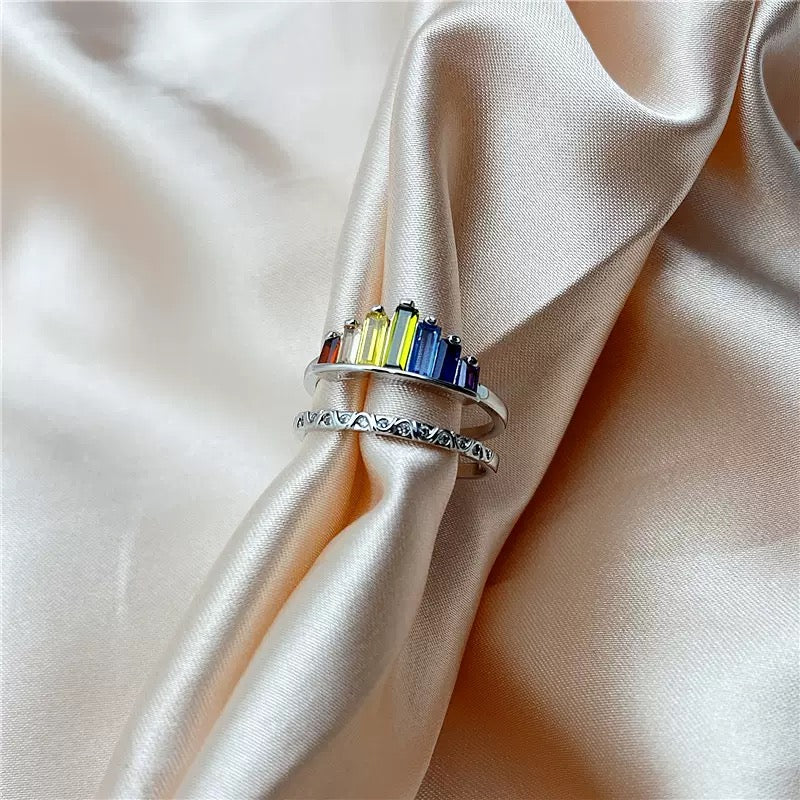 Schmaler Ring mit Regenbogensteinen für jeden Tag