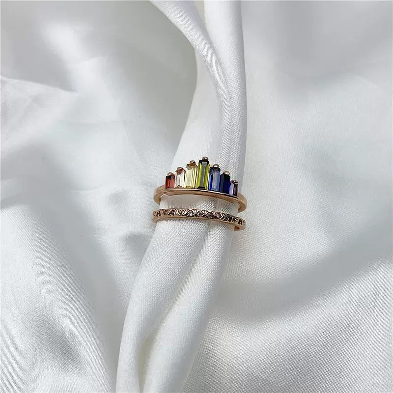 Schmaler Ring mit Regenbogensteinen für jeden Tag