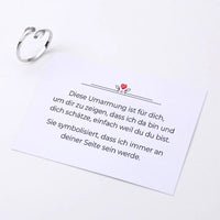 Umarmungsring mit liebevoller Notiz auf der Karte
