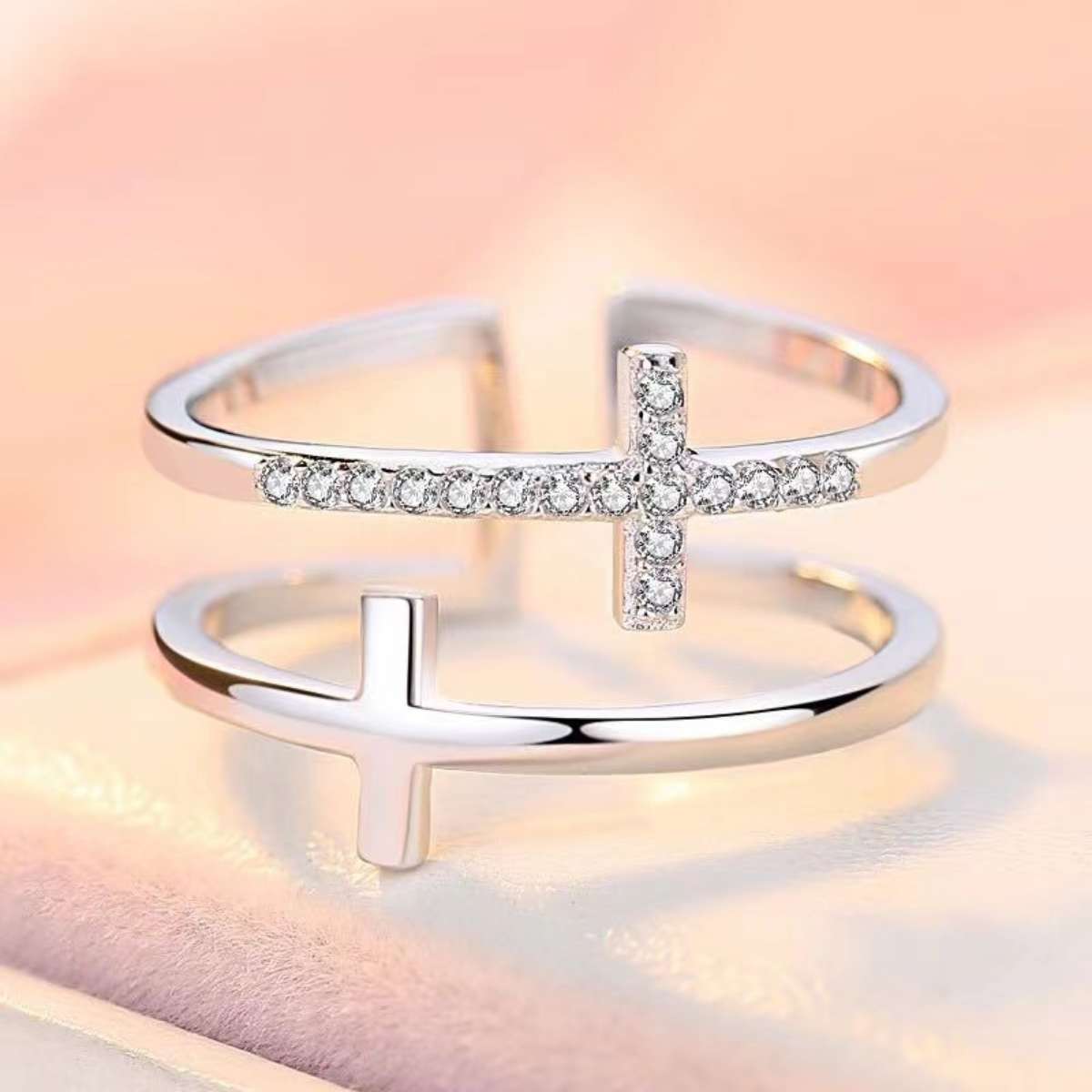 Verstellbarer Kreuz-Ring mit funkelnden Steinen - Liebesketten