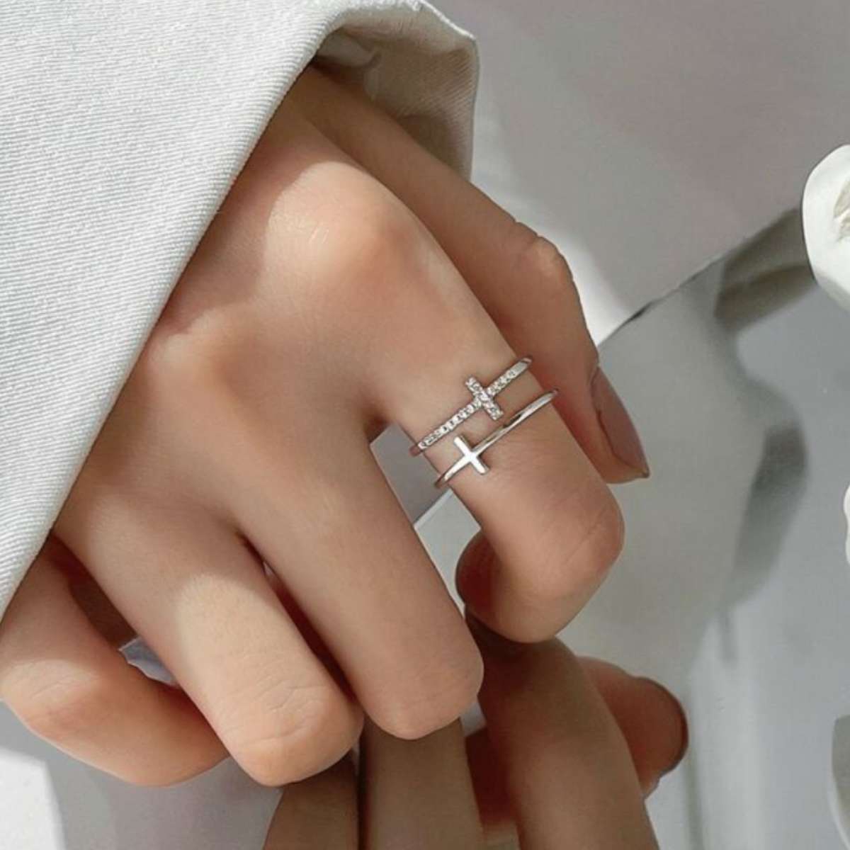 Verstellbarer Kreuz-Ring mit funkelnden Steinen - Liebesketten