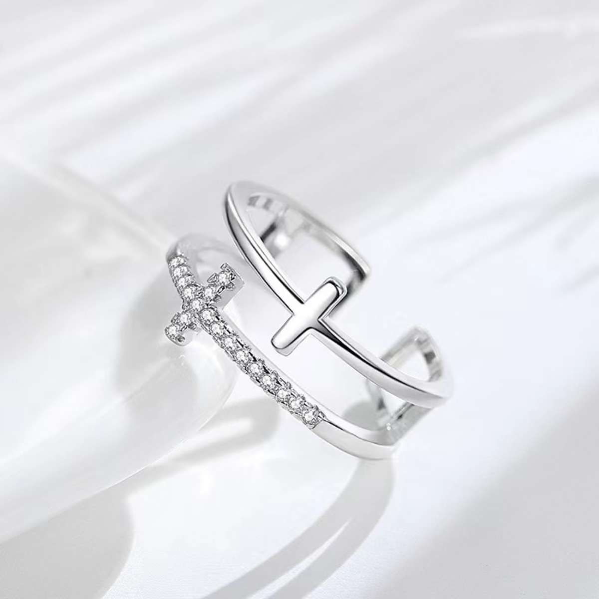 Verstellbarer Kreuz-Ring mit funkelnden Steinen - Liebesketten