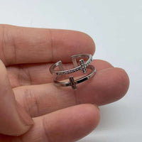 Verstellbarer Kreuz-Ring mit funkelnden Steinen