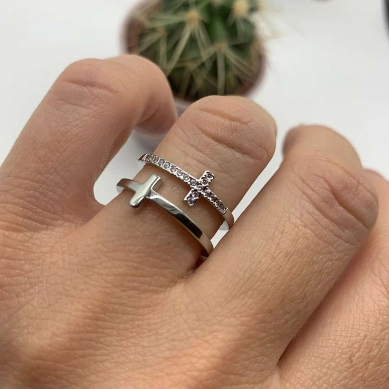 Verstellbarer Kreuz-Ring mit funkelnden Steinen