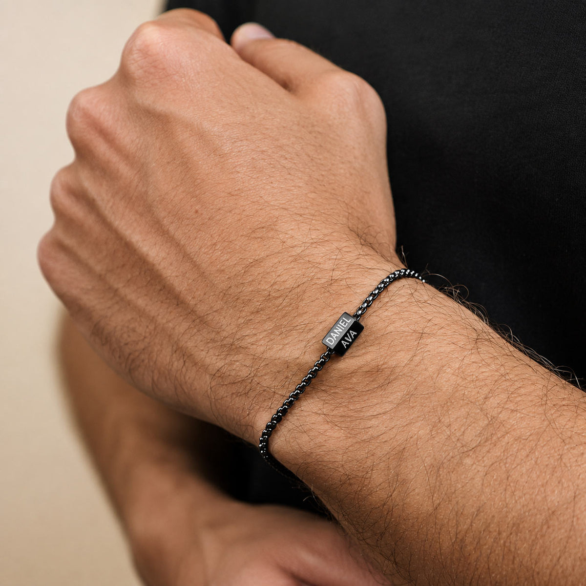 Würfelarmband mit bis zu vier gravierten Namen - Liebesketten