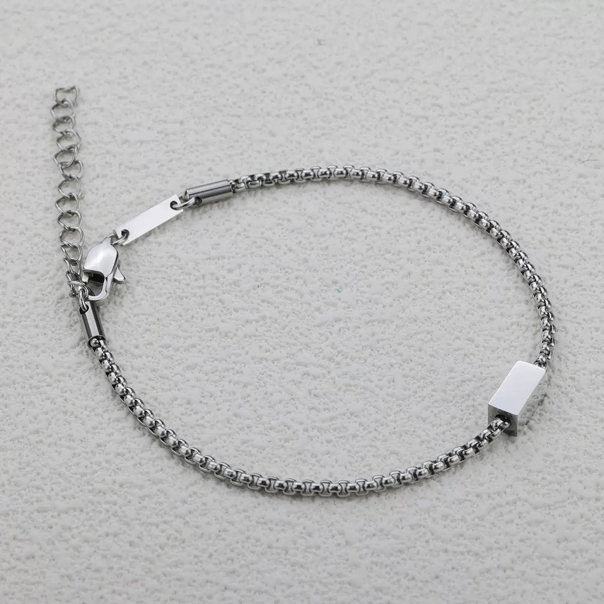 Würfelarmband mit bis zu vier gravierten Namen - Liebesketten